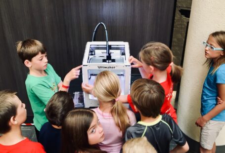 children looking the 3d printers